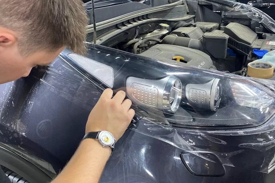 Оклейка фар полиуретановой плёнкой.