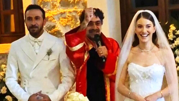 Дирен Полатогуллари (Казым) в роли регистратора на свадьбе Эрсина и Берил.