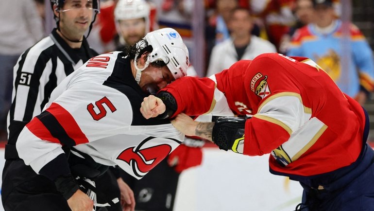    Защитник «Нью-Джерси» Бренден Диллон (№5) подрался с нападающим «Флориды» Джоной Гаджовичем (№12).Imagn Images USA Today Sports