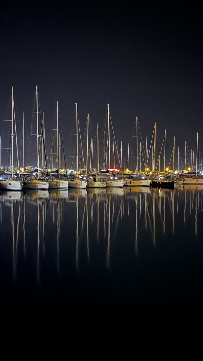 Яхты у причала вечером 