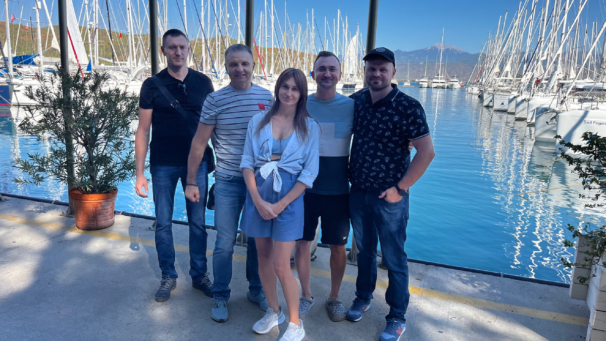 Вот на этом фото все в сборе. Николай, Сергей, Аня, Владимир и Руслан, я за кадром.