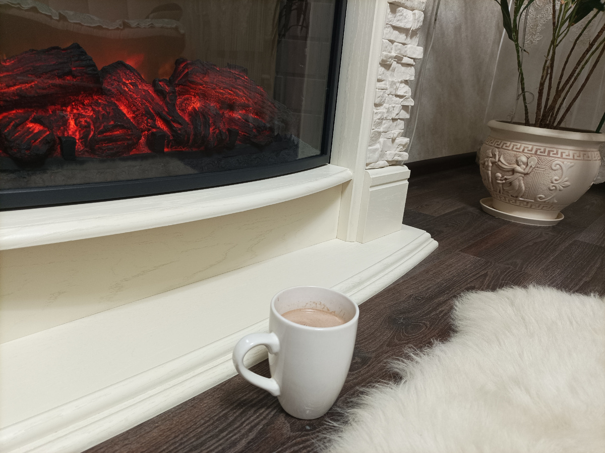 По вечерам включаю камин и пью какао. Унылый ноябрь уже кажется не таким унылым 🙂
