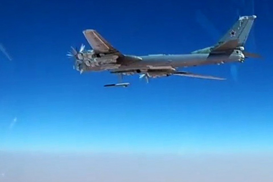    2017 год. Новейшие ракеты Х-101 отправляются в сторону цели во время антитеррористической военной операции в Сирии. Снимок с видео/пресс-служба Минобороны РФ/ТАСС
