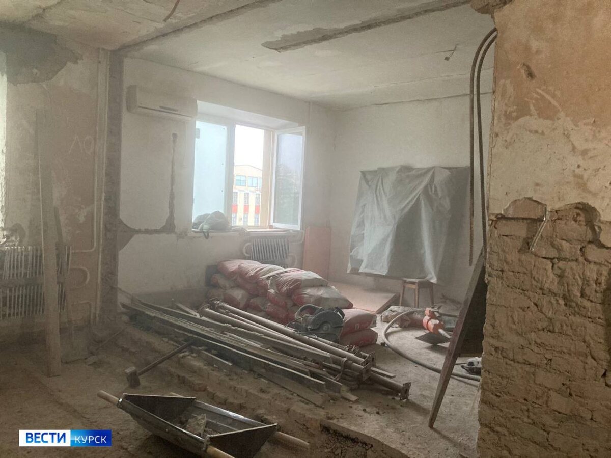   В доме на Красной площади в Курске, пострадавшем после атаки украинского БПЛА, продолжается ремонт