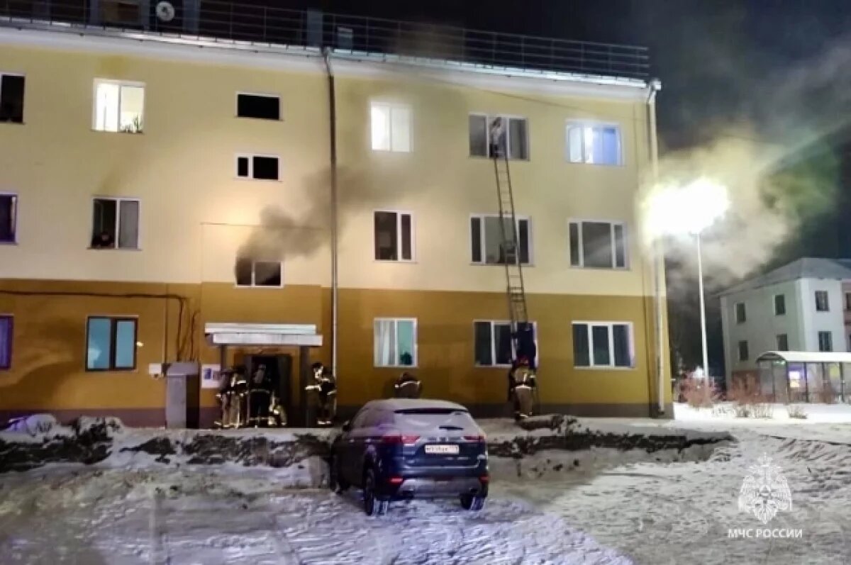    Семь человек смогли эвакуировать по лестнице