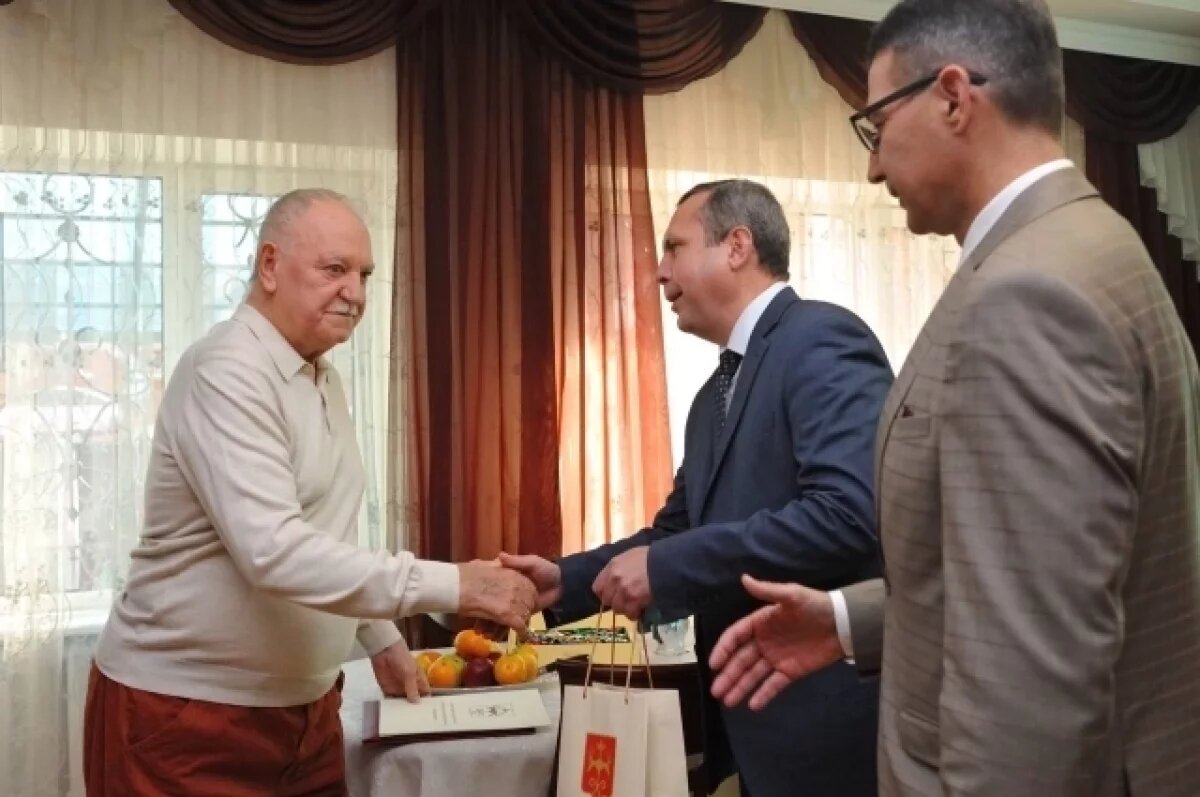    Бывший мэр Майкопа Михаил Черниченко отмечает 80-летие