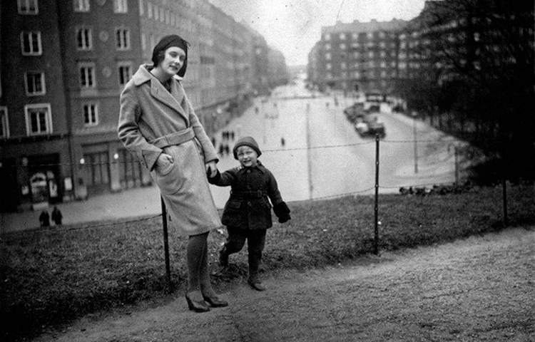 Астрид с сыном Ларсом, конец 1920-х – начало 1930-х годов