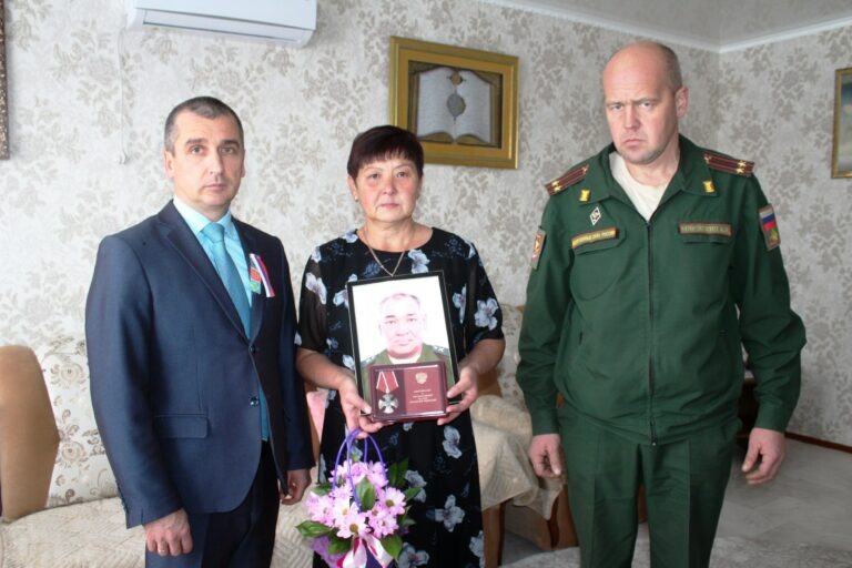    В Адамовском районе семьям Рамазана Жалмуратова и Жаната Шукманова вручили ордена Мужества Марина Шарт