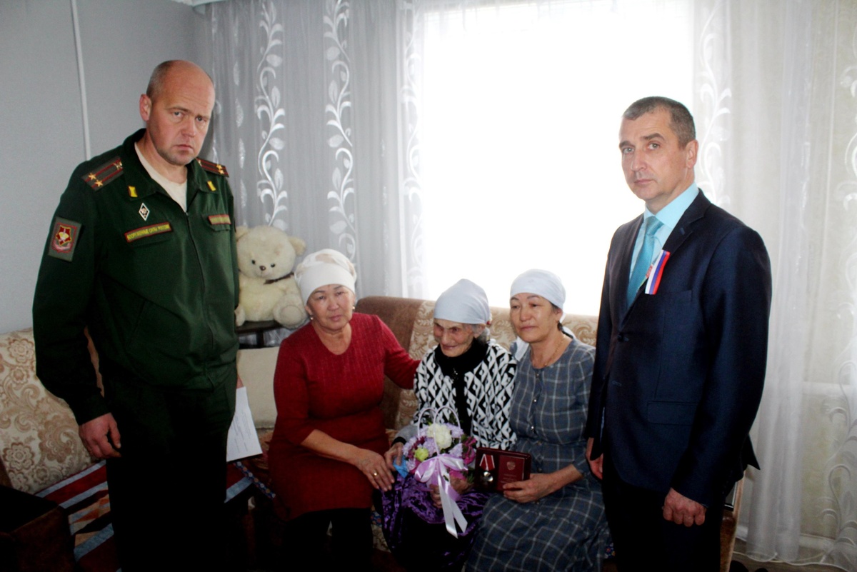    В Адамовском районе семьям Рамазана Жалмуратова и Жаната Шукманова вручили ордена Мужества Марина Шарт