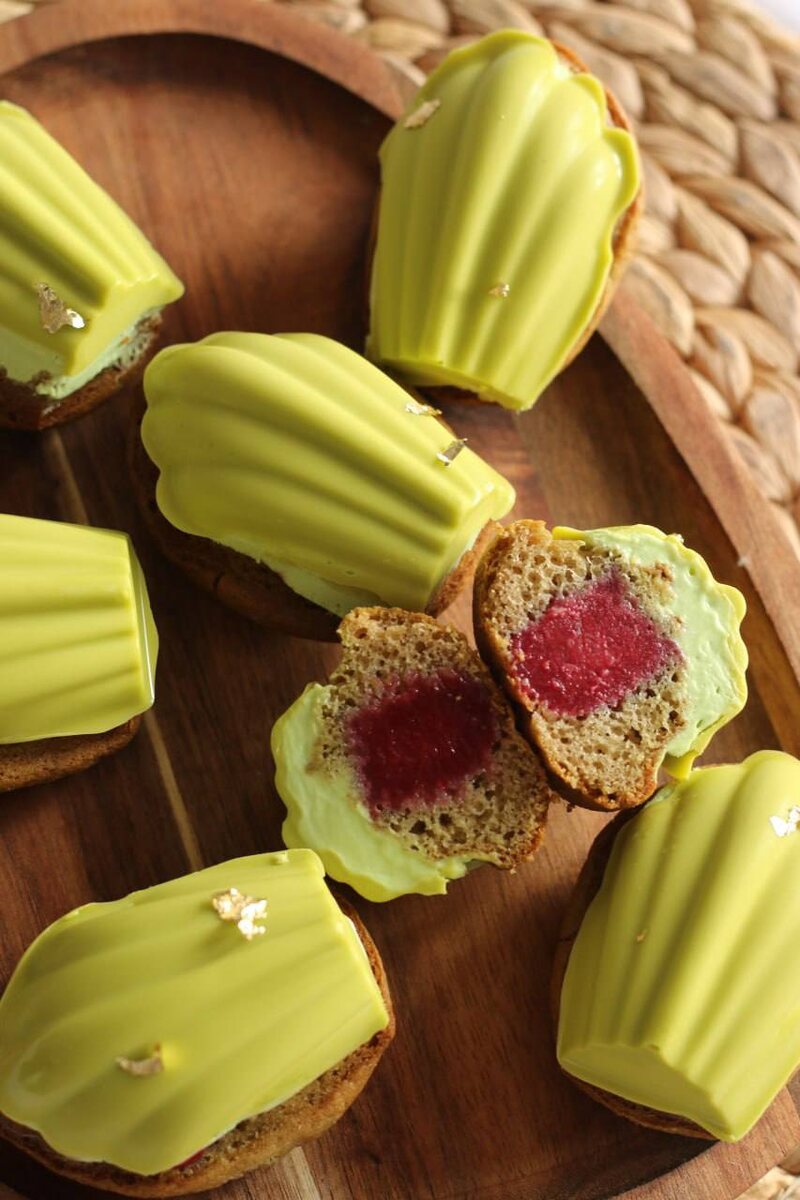 ФИСТАШКОВЫЕ МАДЛЕН С МАЛИНОЙ