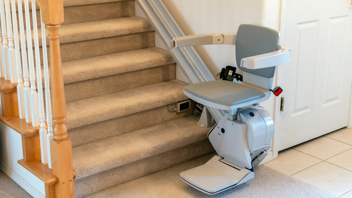 Кресельный подъемник для инвалидов. Источник изображения: Kirk Fisher / www.shutterstock.com/ru