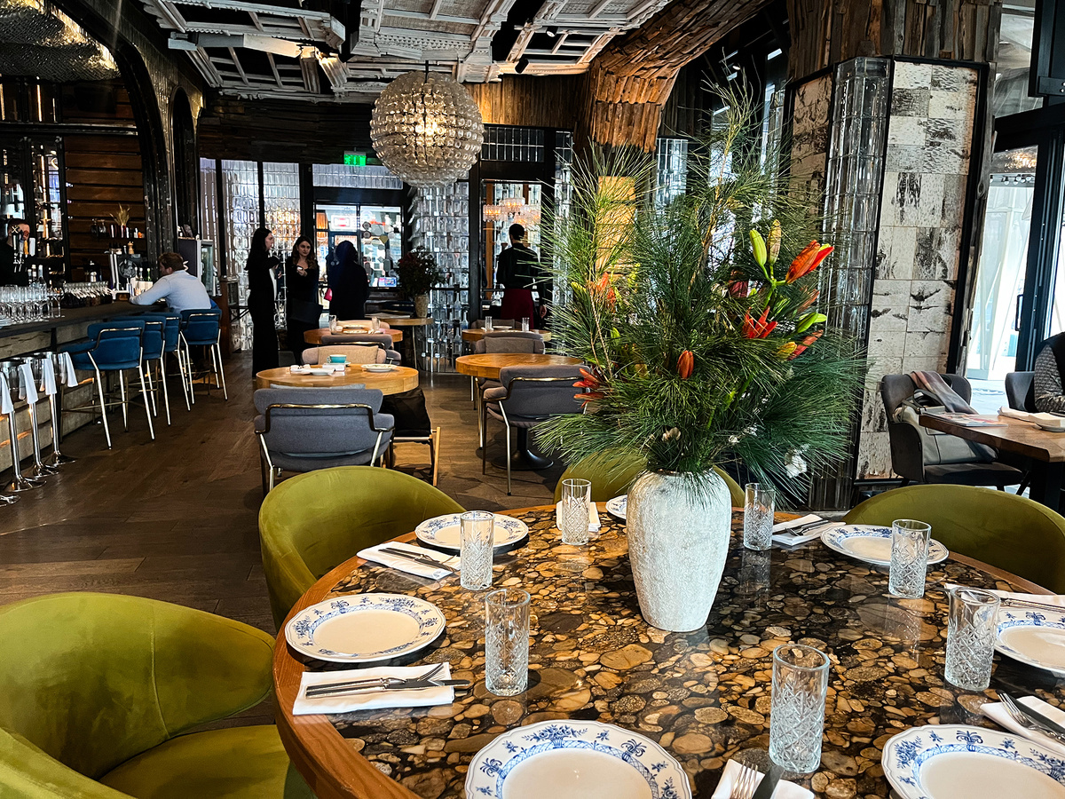 Стол, декорированный изображением камней →