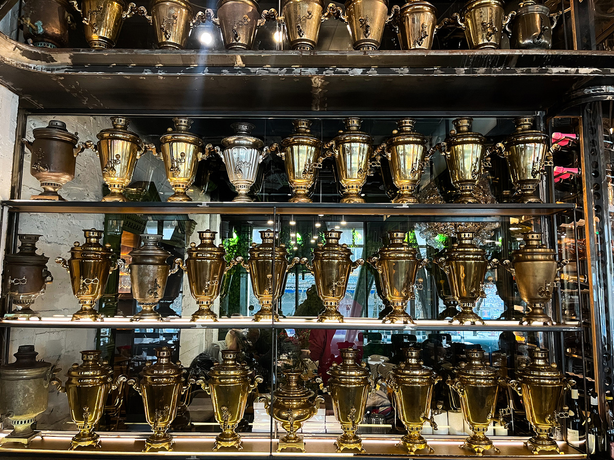 Стена с начищенными самоварами →