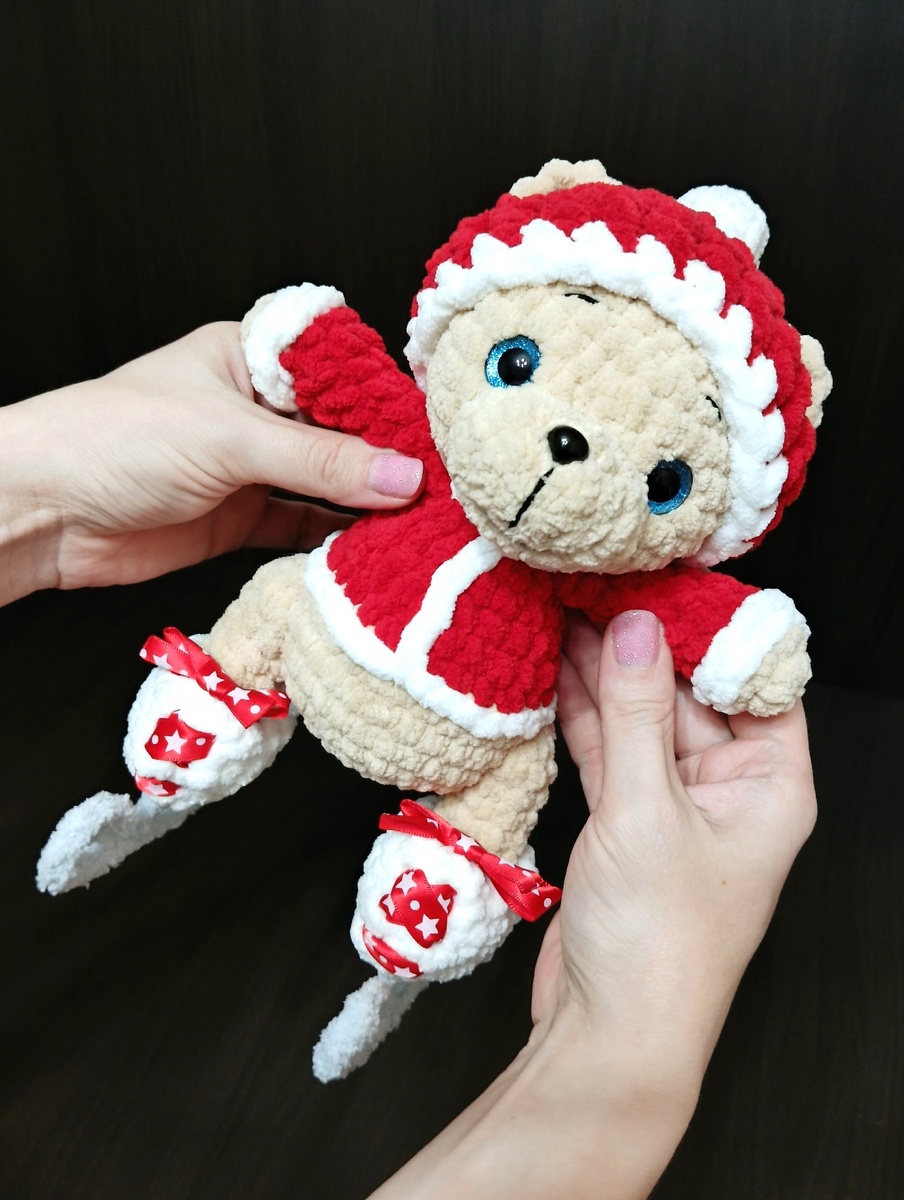 Плюшевый Мишка на коньках в новогоднем костюме