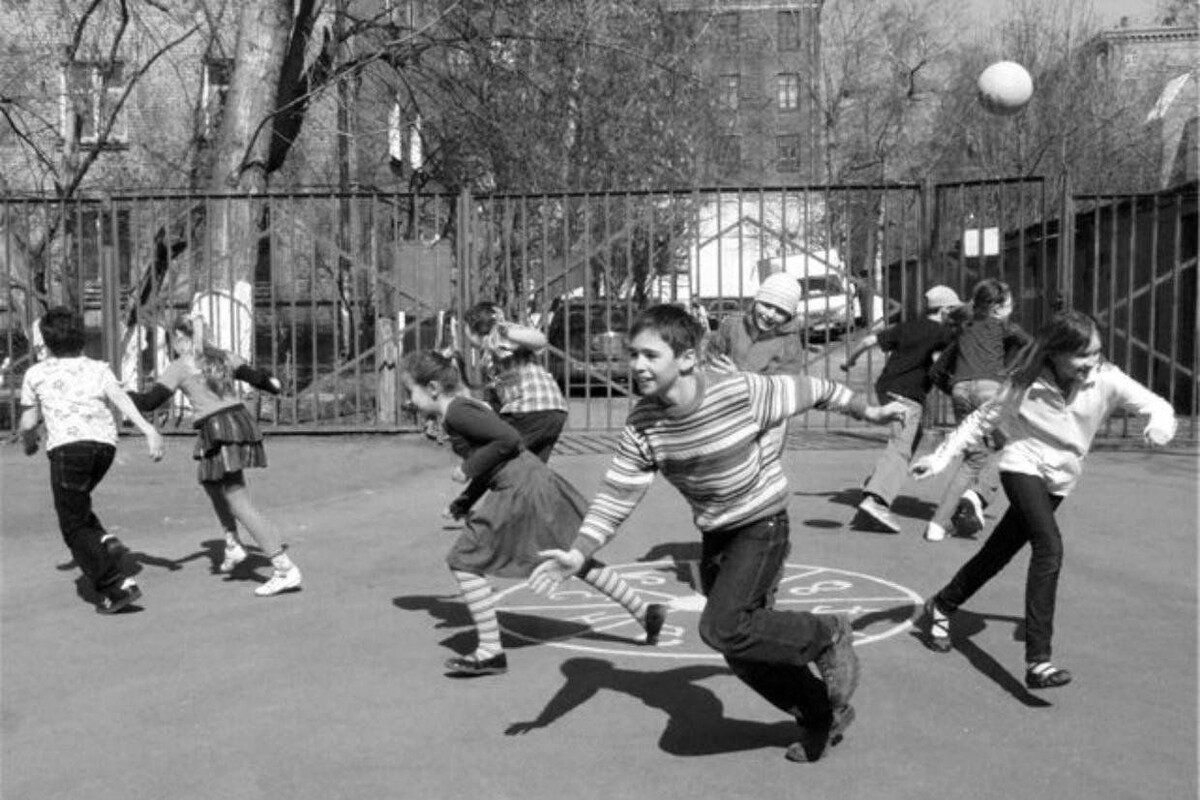 Советские дети играют на детской площадке