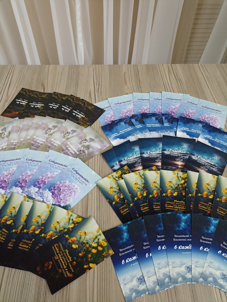 На входе в ДК можно было взять такие открытки 