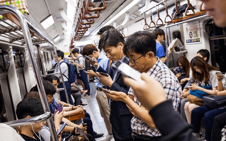 Корейцы много времени проводят со смартфоном в руках