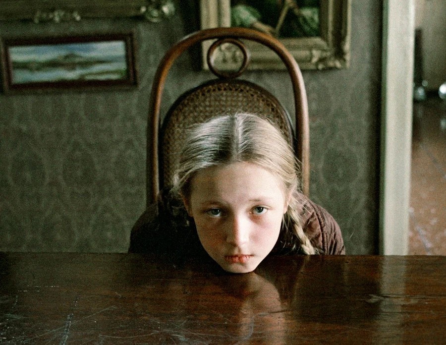 «Чучело» (1983). Главная героиня Лена становится изгоем в классе и сталкивается с агрессивным буллингом со стороны одноклассников.