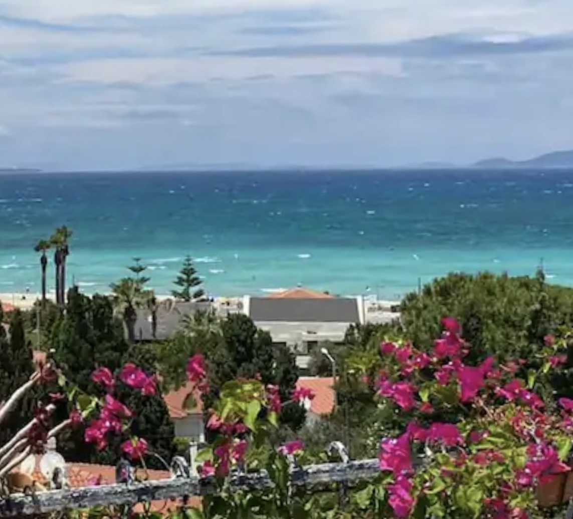 Чистейшее Эгейское море лазурного цвета и белые песчаные пляжи - все в лучших традициях Мальдив, только лучше 