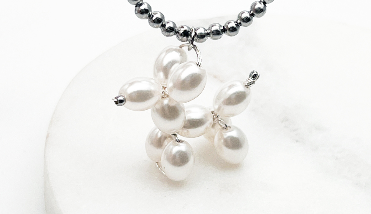 Подвеска из жемчужных бусин на проволоке Собака из шариков