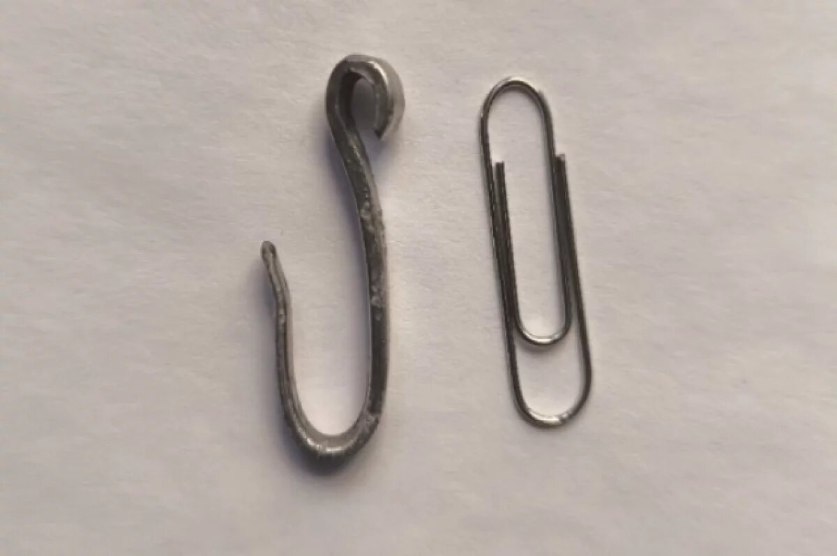    Челябинские врачи извлекли из желудка младенца крупный металлический крюк