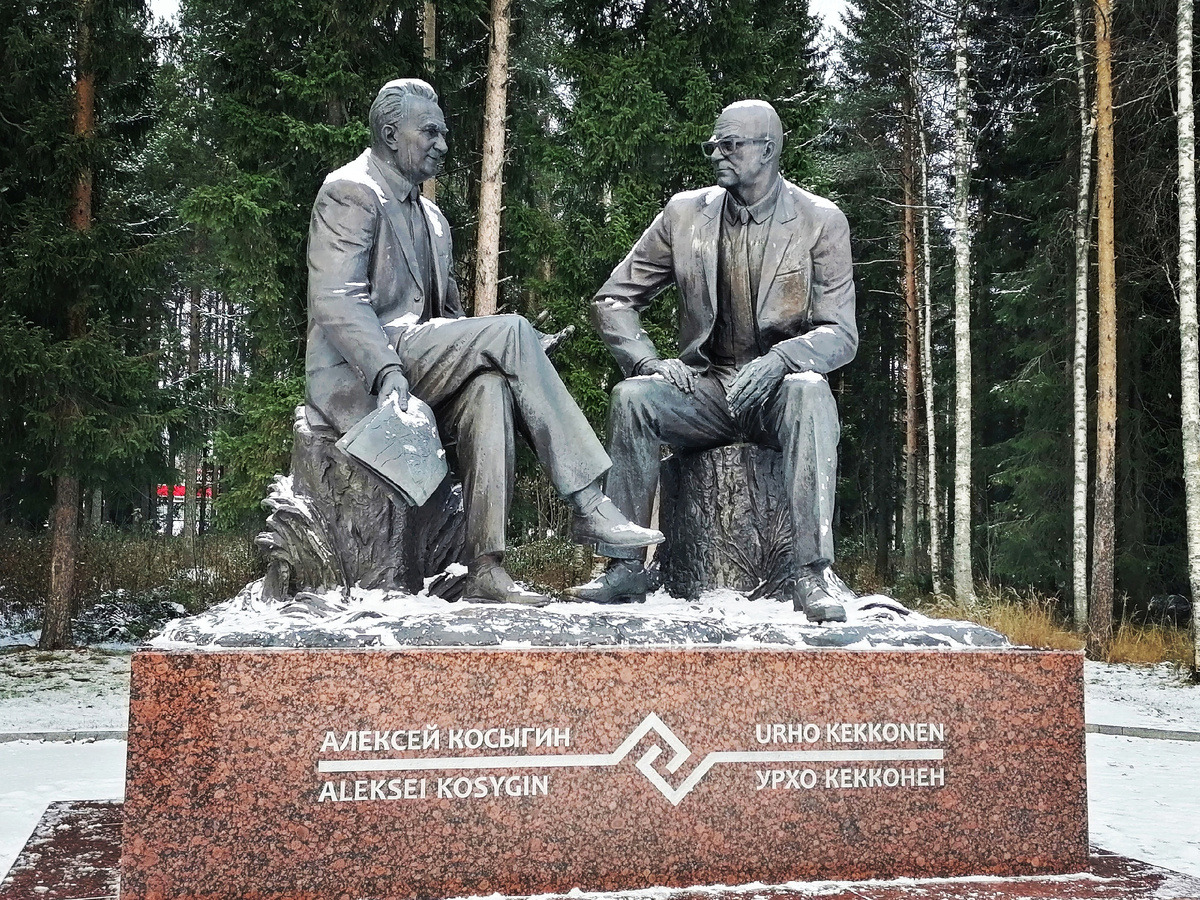 Памятник основателям Костомукши - предсовмину СССР Алексею Косыгину и президенту Финляндии Урхо Кекконену