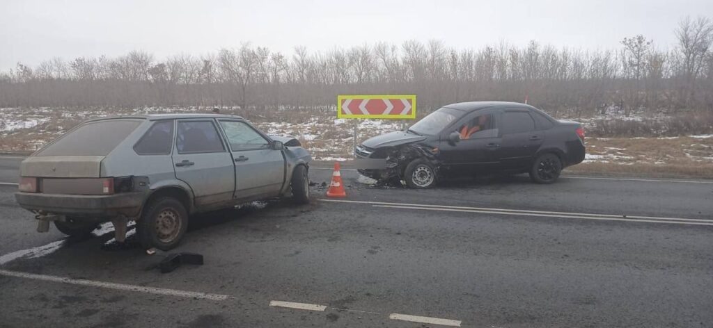    Под Оренбургом при столкновении автомобилей пострадали оба водителя и пассажирка Оренбуржье