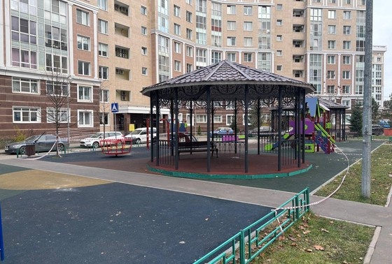    Место гибели 47-летней женщины на детской площадке в Новой Москве