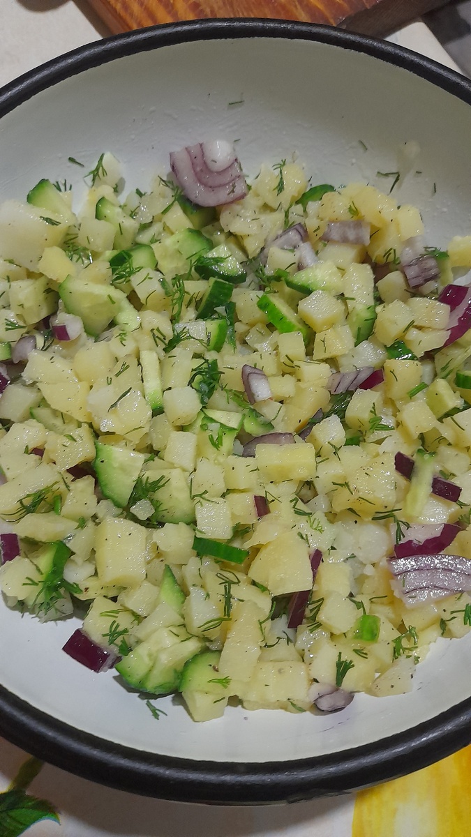 Картофельный салат со свежим огурцом