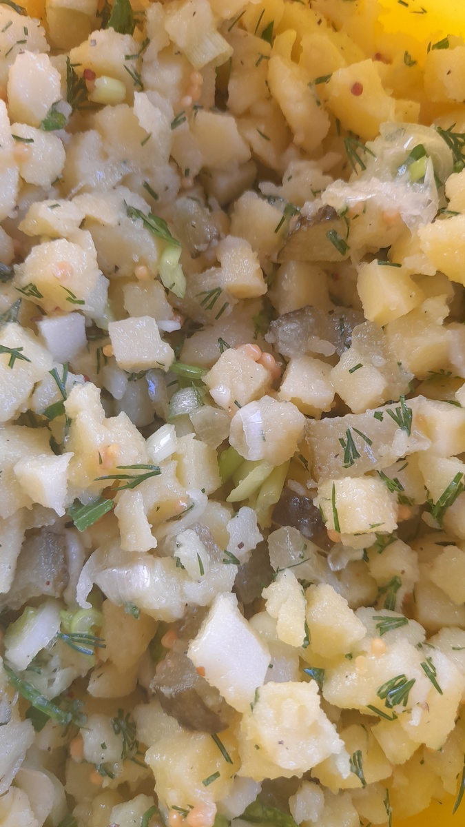 Картофельный салат с солёным огурцом