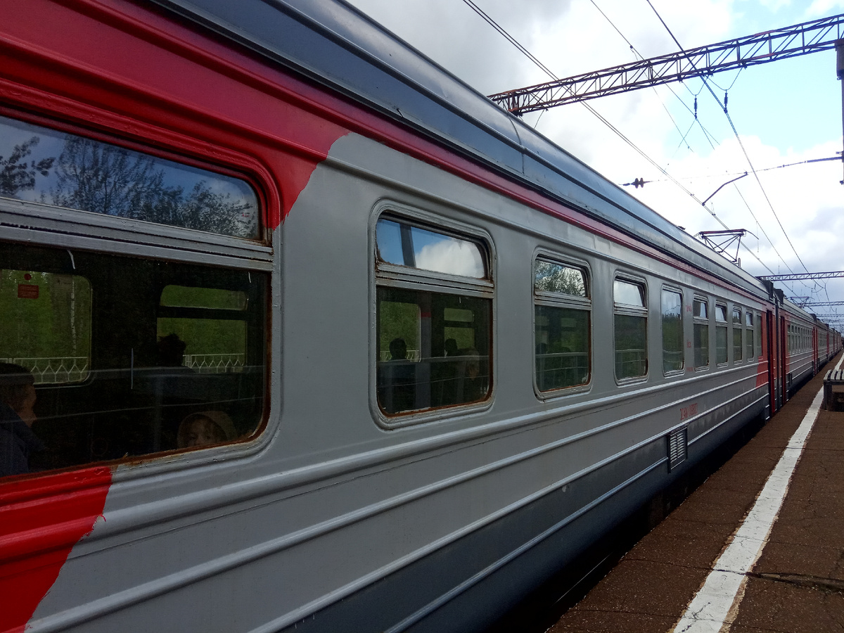 Вот он, мой транспорт, традиционный для нашего направления электропоезд ЭД4М. Обновят ли когда-нибудь наше депо по подвижному составу? Пока неизвестно...