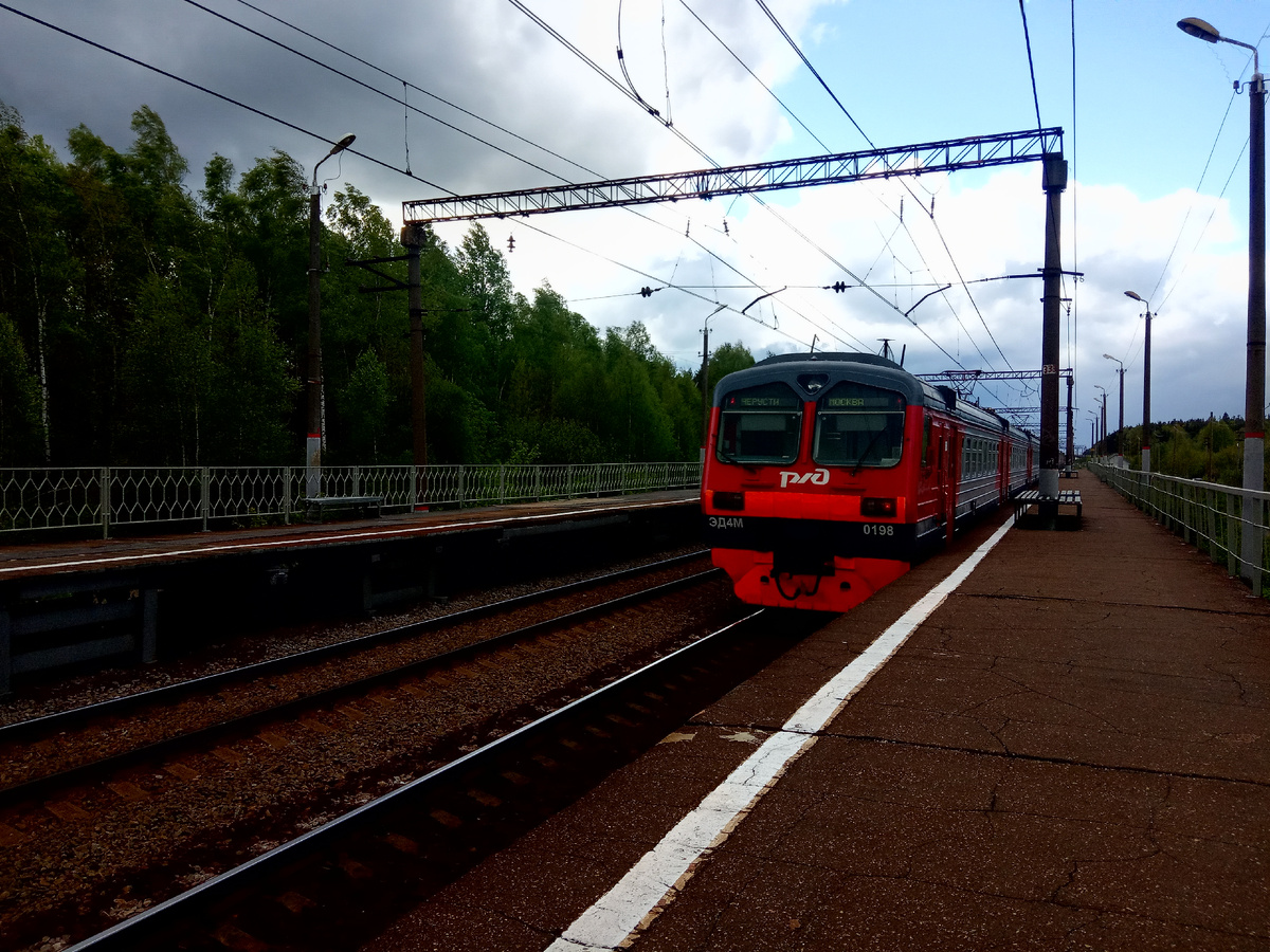 "Монстрик", как его зовут в Записках от Ивана, отсвечивает тремя красными, убегая в сторону Москвы...