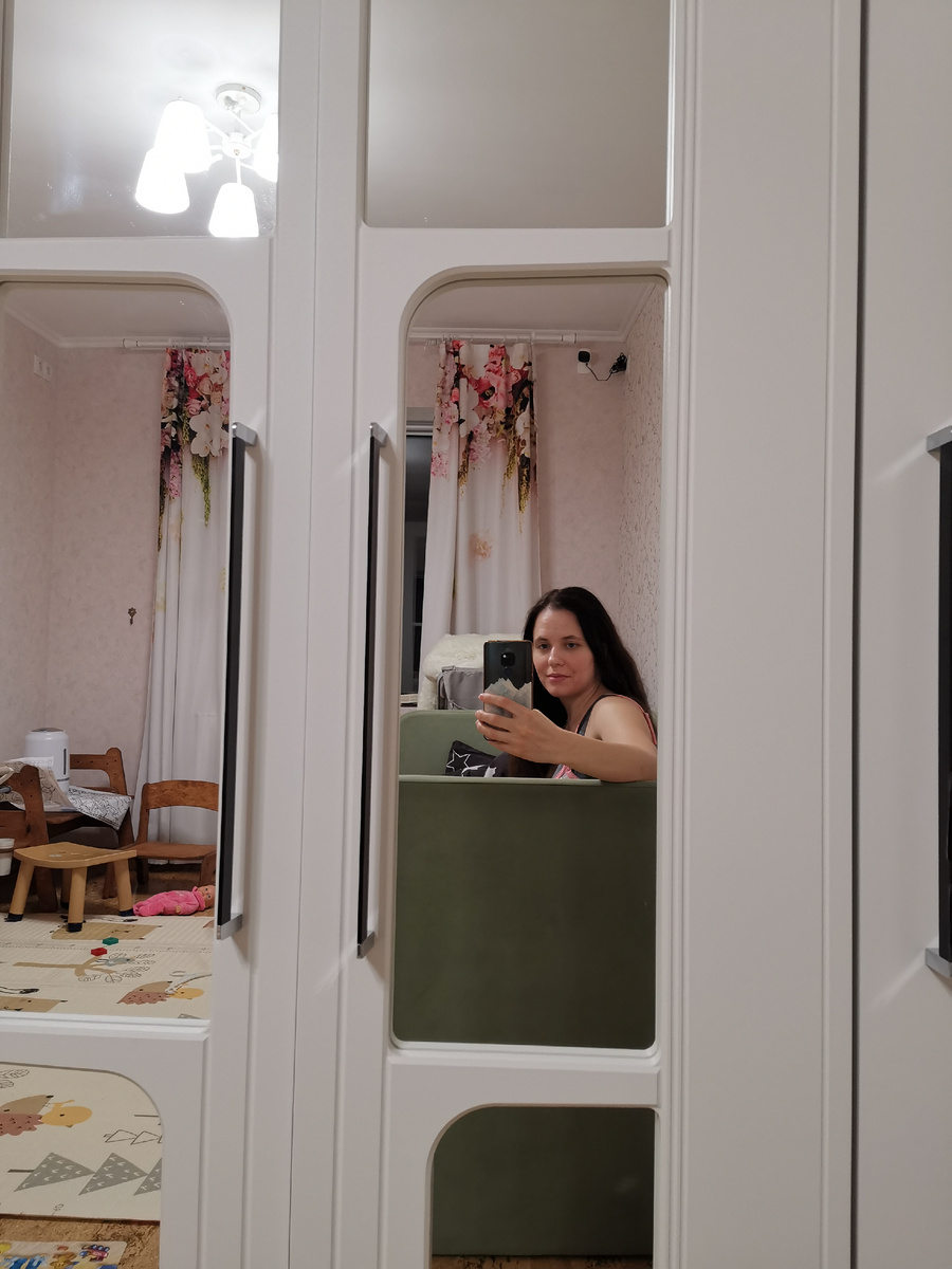 В розовом костюме на полу лежит кукла, если что. Вдруг кто сильно впечатлительный!