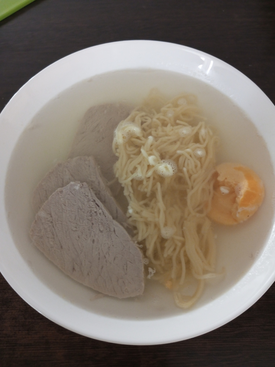 Бульон, свинина отварная, вермишель, желток от детского прикорма