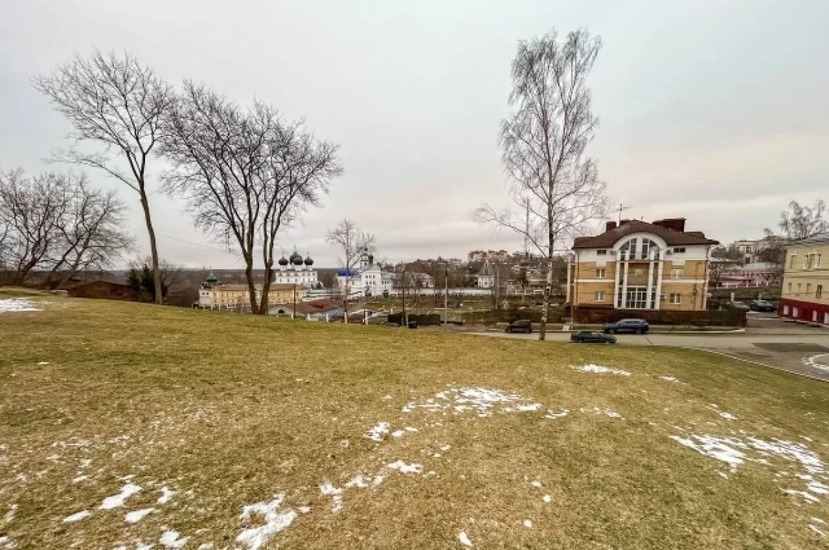    Склон упирается в проезжую часть и для катания не предназначен