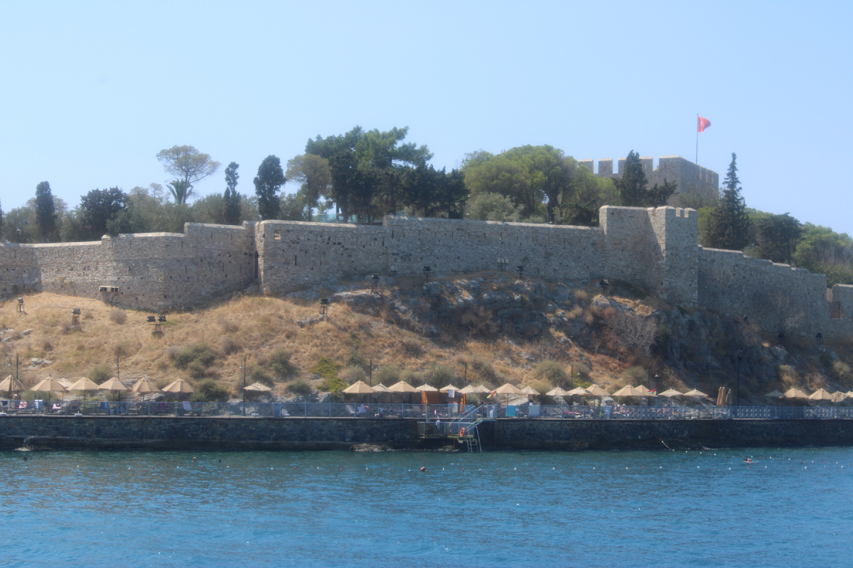 Вот тут все понятно: крепость сверху, пляж снизу