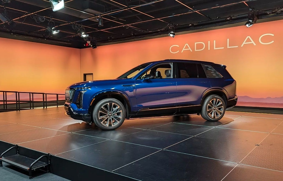 Большая колесная база обеспечивает достаточный полезный объем салона для размещения пассажиров и крупногабаритных грузов