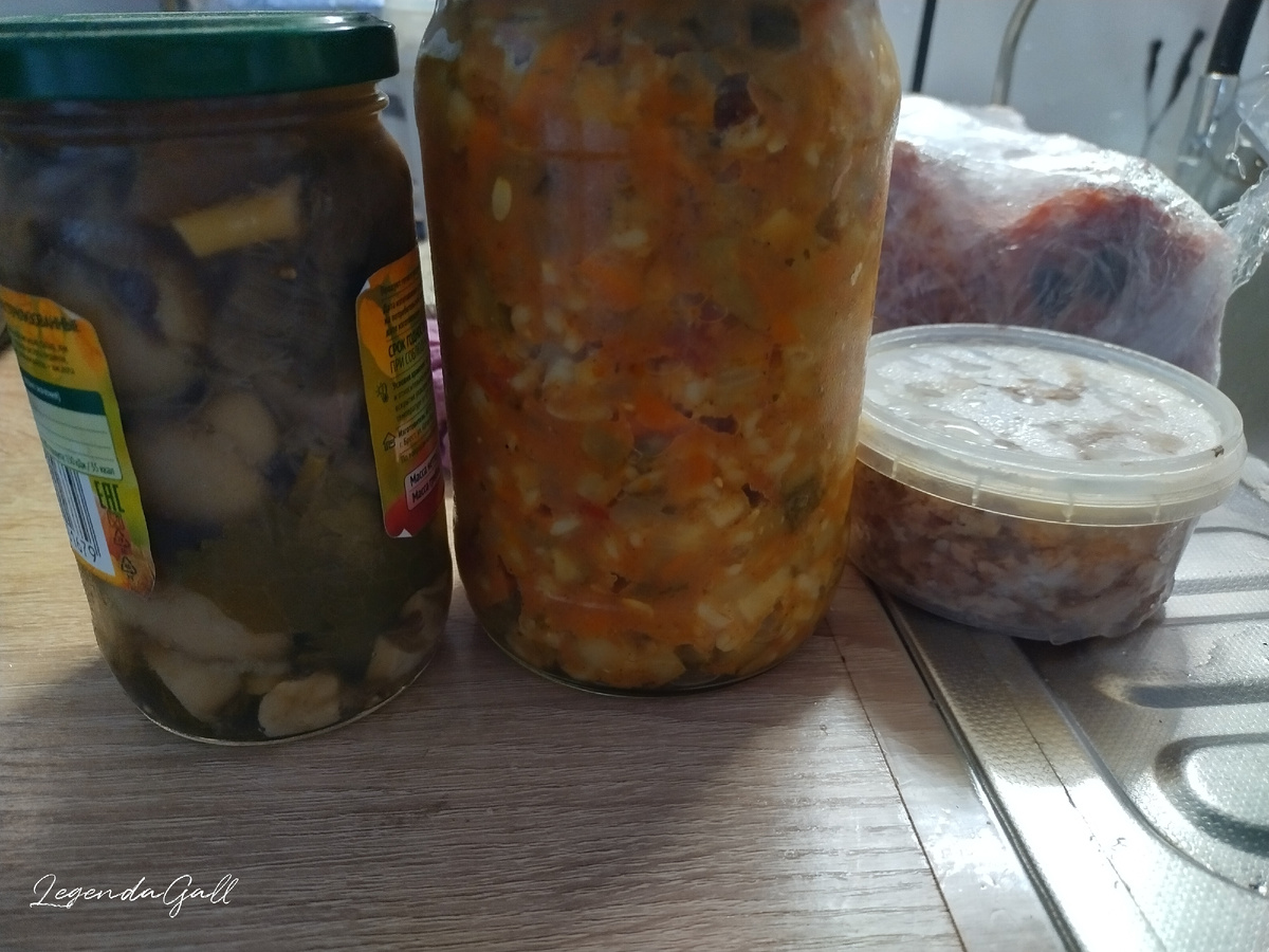 Банка с рассольником, банка с грибами - для Олега, и контейнер с мясом для меня ))