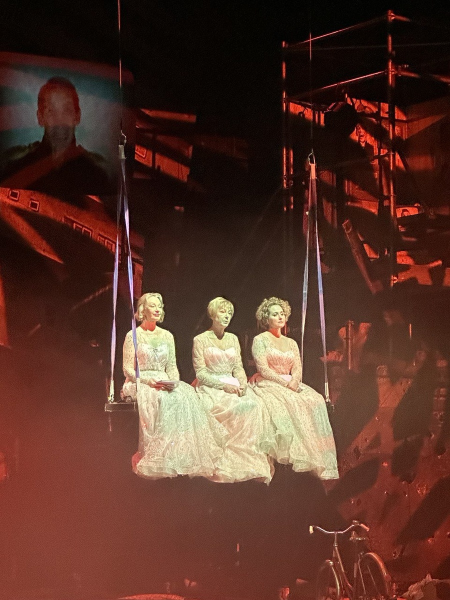 Сцена из спектакля «Три толстяка. Эпизод 1» на сцене БДТ. Фото автора.