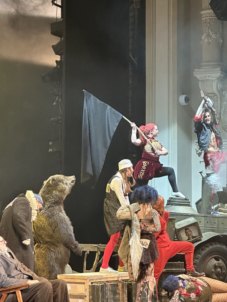 Сцена из спектакля «Три толстяка. Эпизод 1» на сцене БДТ. Фото автора.