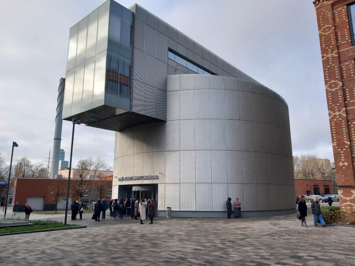 Фото около музея 