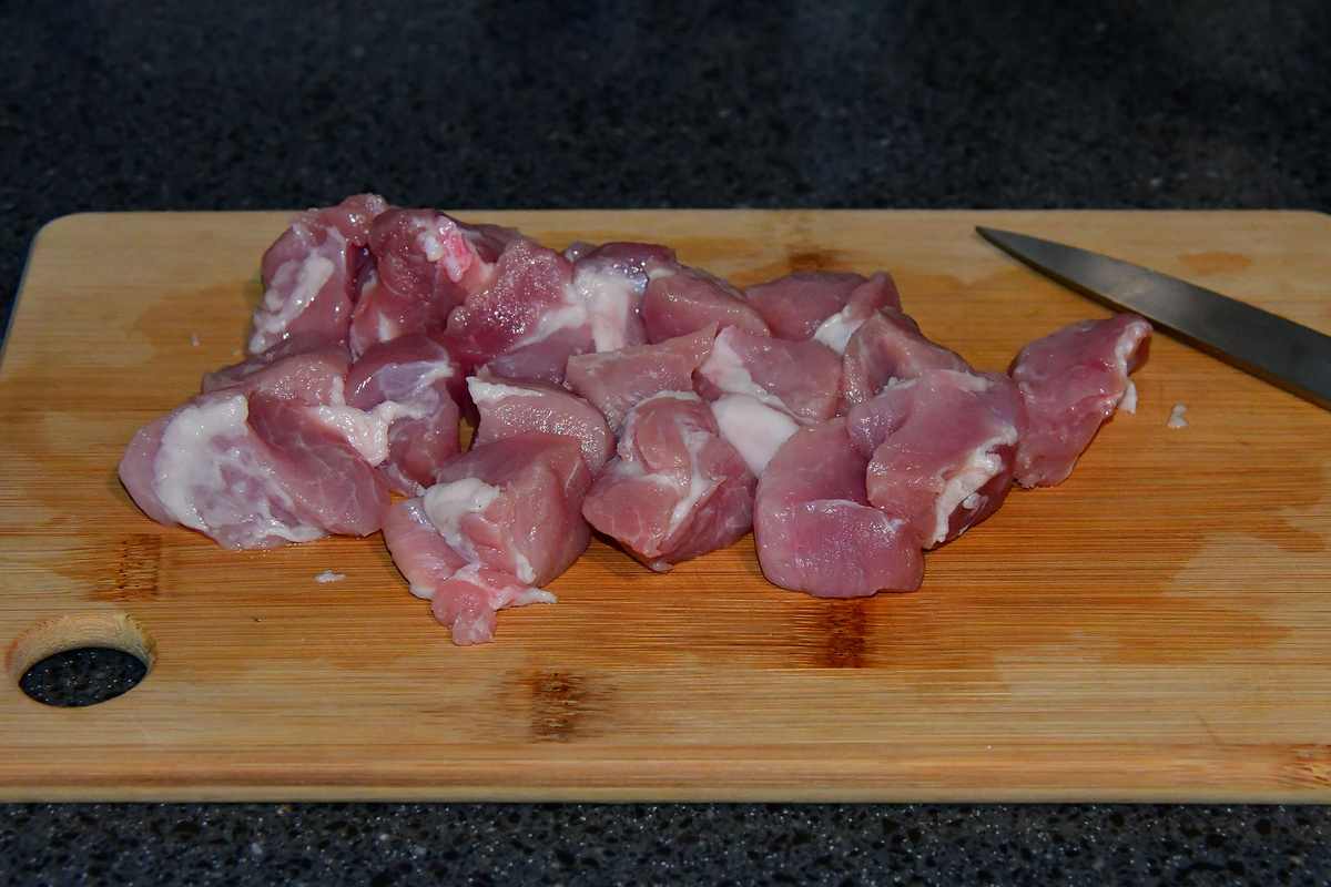 Мясо нарезаем крупными кубиками