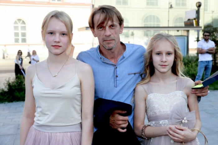  Алексей Шевченков в хороших отношениях со старшими дочками./Фото: kino-teatr.ru