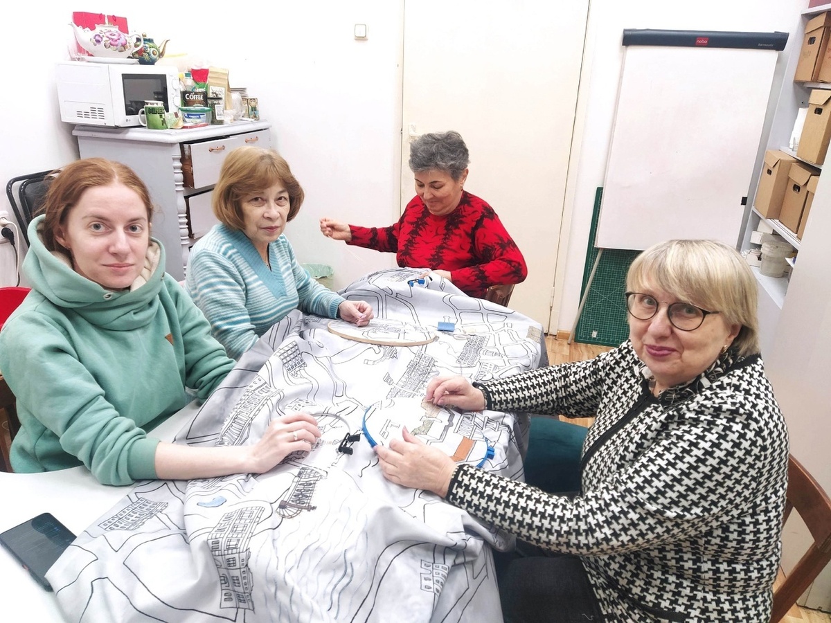 Вышивальщицы Фонда работают над картой