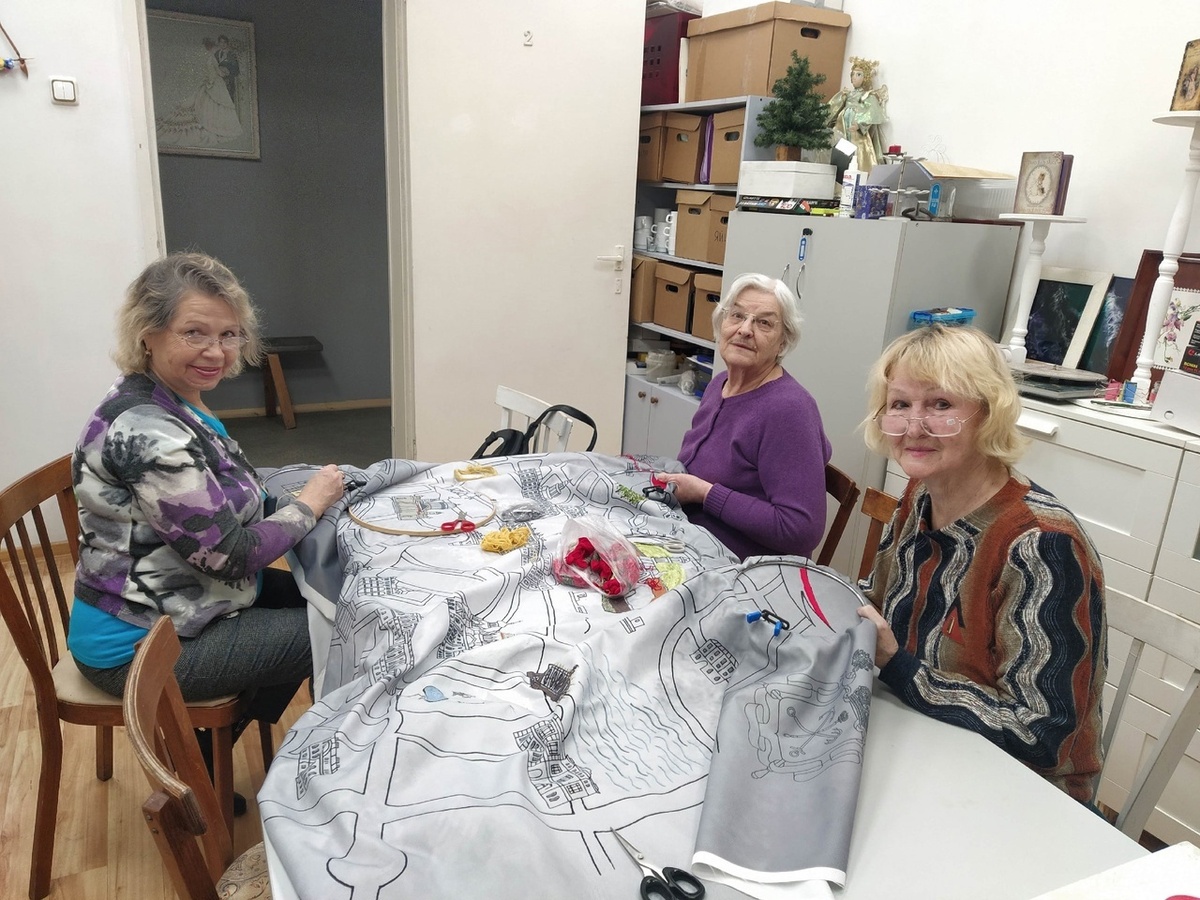 Вышивальщицы Фонда работают над картой