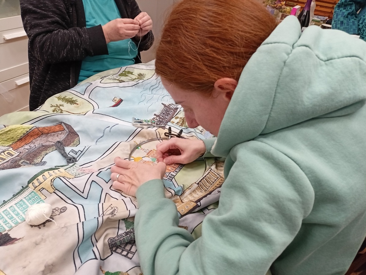 Вышивальщицы Фонда работают над картой