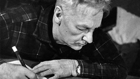 Николай Задорнов за написанием своего нового произведения. 