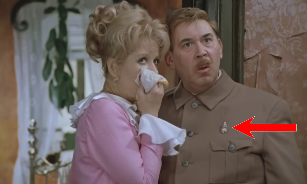 - Это нахальство - обнимать мою жену! Кадр из фильма Леонида Гайдая "Не может быть!"