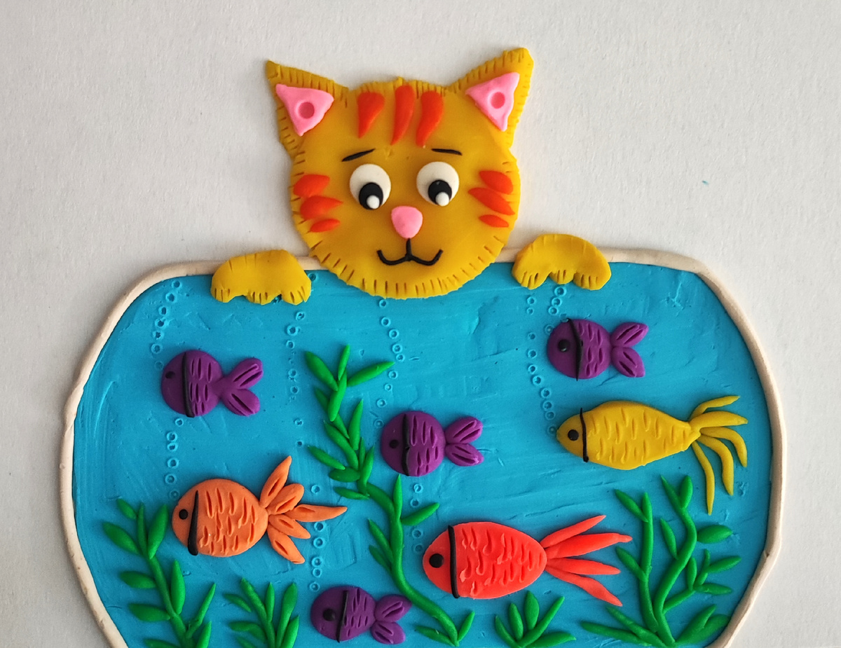 Готовый вариант аппликации из пластилина на картоне Котик смотрит в аквариум на канале Лепим с Таней.