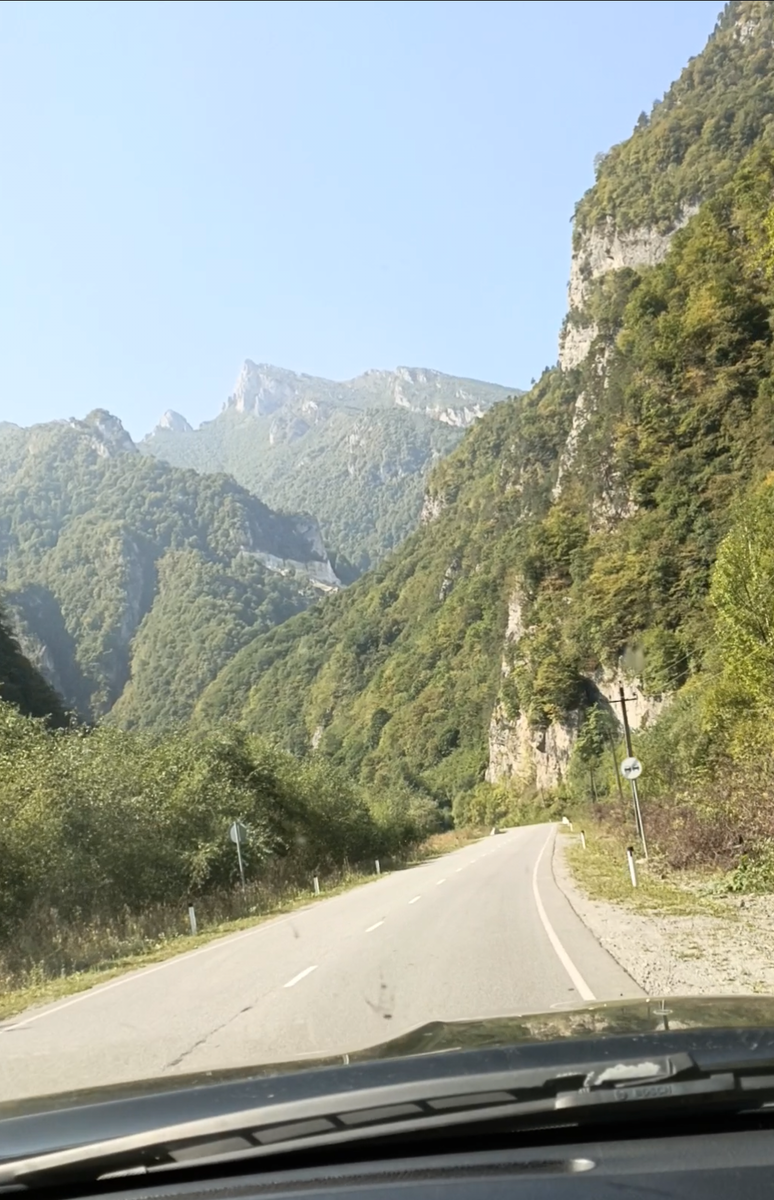 Дорога по ущелью. Виды - завораживают. 